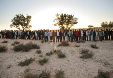 Rifugiati dalla Libia in fila per mangiare in un campo di transito in Tunisia. Immagine di UN Photo/OCHA/David Ohana da Flickr in licenza CC