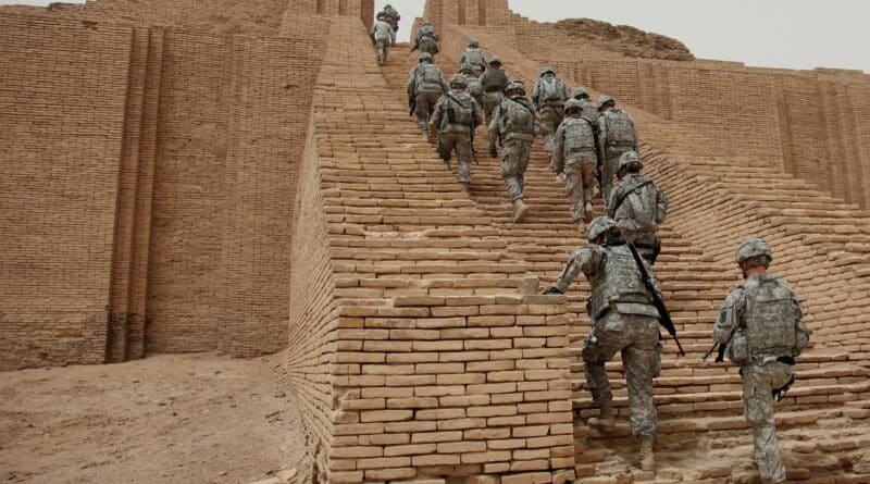 Soldati statunitensi della 17esima Brigata Artiglieria da Campo sale sulla Ziggurat di Ur, Iraq, nel maggio 2010. Foto di pubblico dominio da Wikimedia Commons