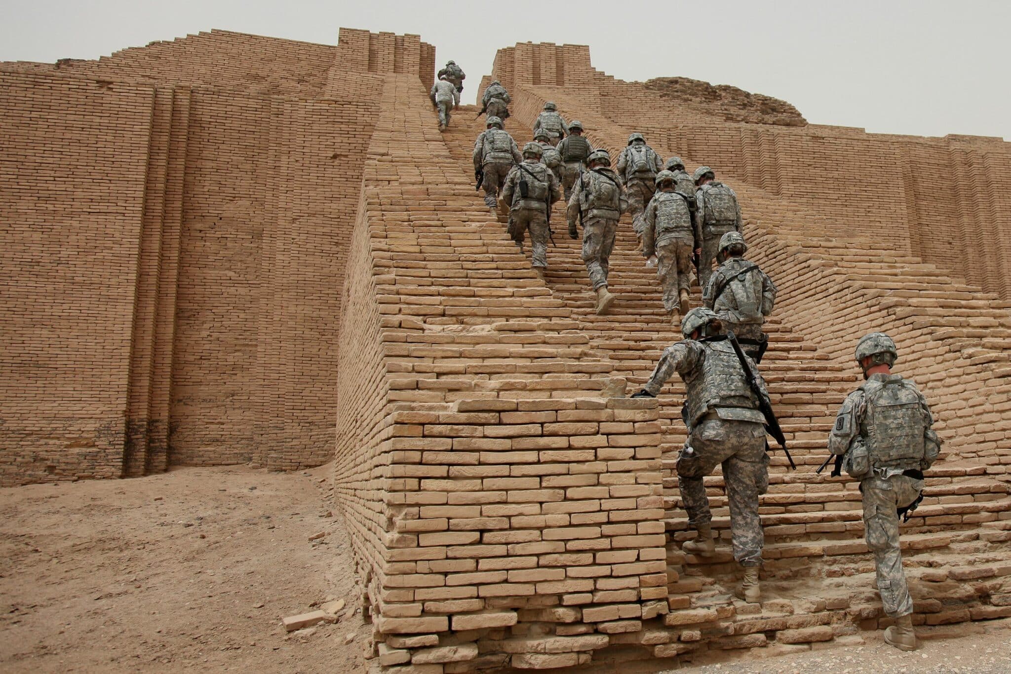 Soldati statunitensi della 17esima Brigata Artiglieria da Campo sale sulla Ziggurat di Ur, Iraq, nel maggio 2010. Foto di pubblico dominio da Wikimedia Commons