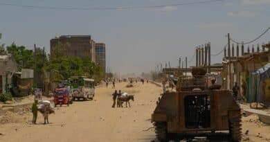 Un veicolo militare distrutto in una delle strade principali della città di Hawzen, nel Tigray, il 6 giugno 2021. Foto da Wikimedia Commons di Yan Boechat/VOA, con licenza CC