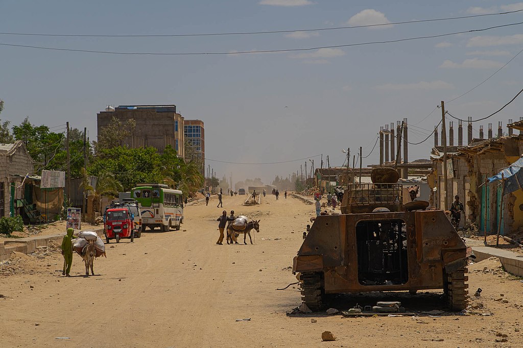 Un veicolo militare distrutto in una delle strade principali della città di Hawzen, nel Tigray, il 6 giugno 2021. Foto da Wikimedia Commons di Yan Boechat/VOA, con licenza CC