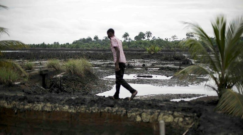 Fuoriuscita di petrolio nell'Ogoniland, in Nigeria. Immagine ripresa da Flickr/Friends of the Earth International in licenza CC