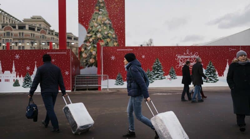 Persona con la valigia a Mosca, Russia, nel periodo di Natale. Foto di Alex Nanoou da Flickr in licenza CC