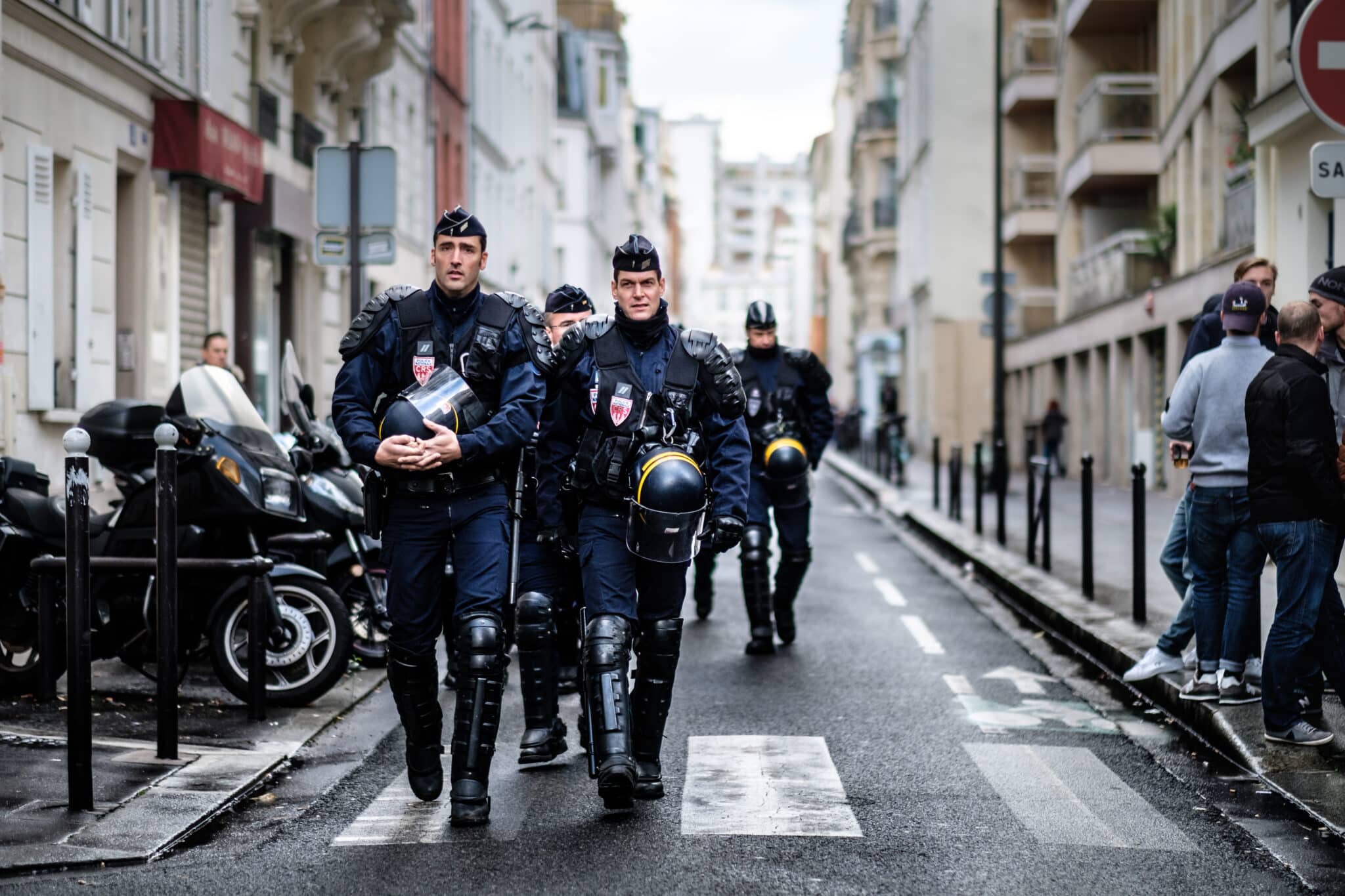 Polizia anti-sommossa francese a Parigi. Immagine ripresa da Kristoffer Trolle/Flickr in licenza CC
