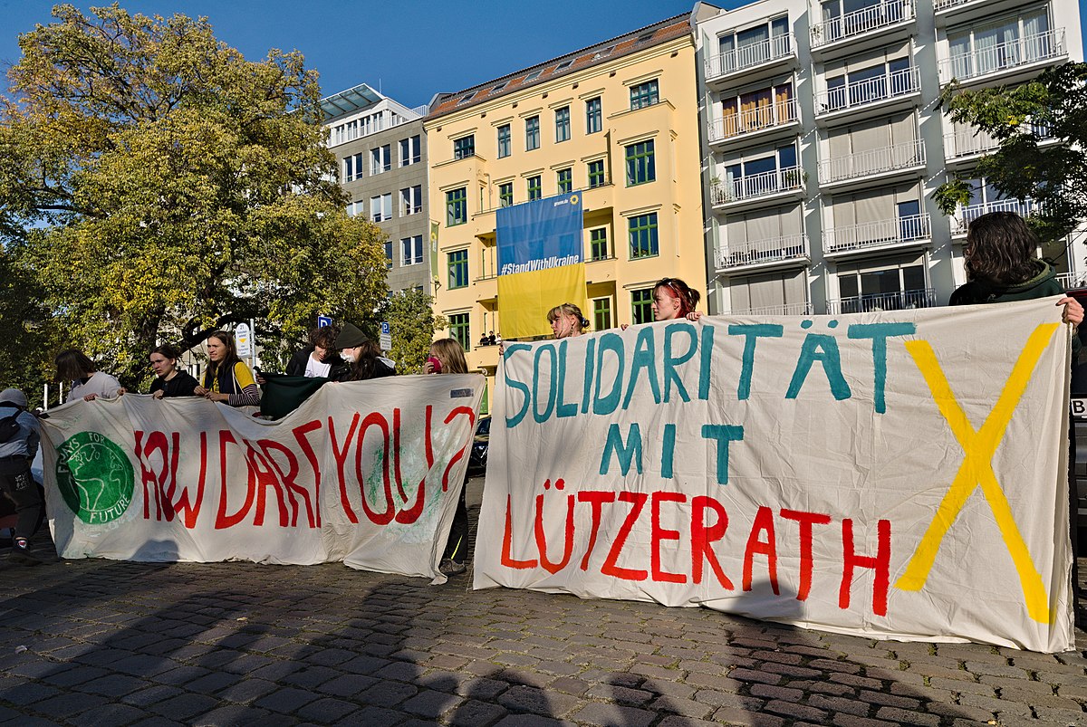 Proteste a Berlino per il villaggio di Lützerath, adiacente alle due più grosse miniere di lignite del mondo, Garzweiler e Hambach. Immagine da Wikimedia Commons con licenza CC.