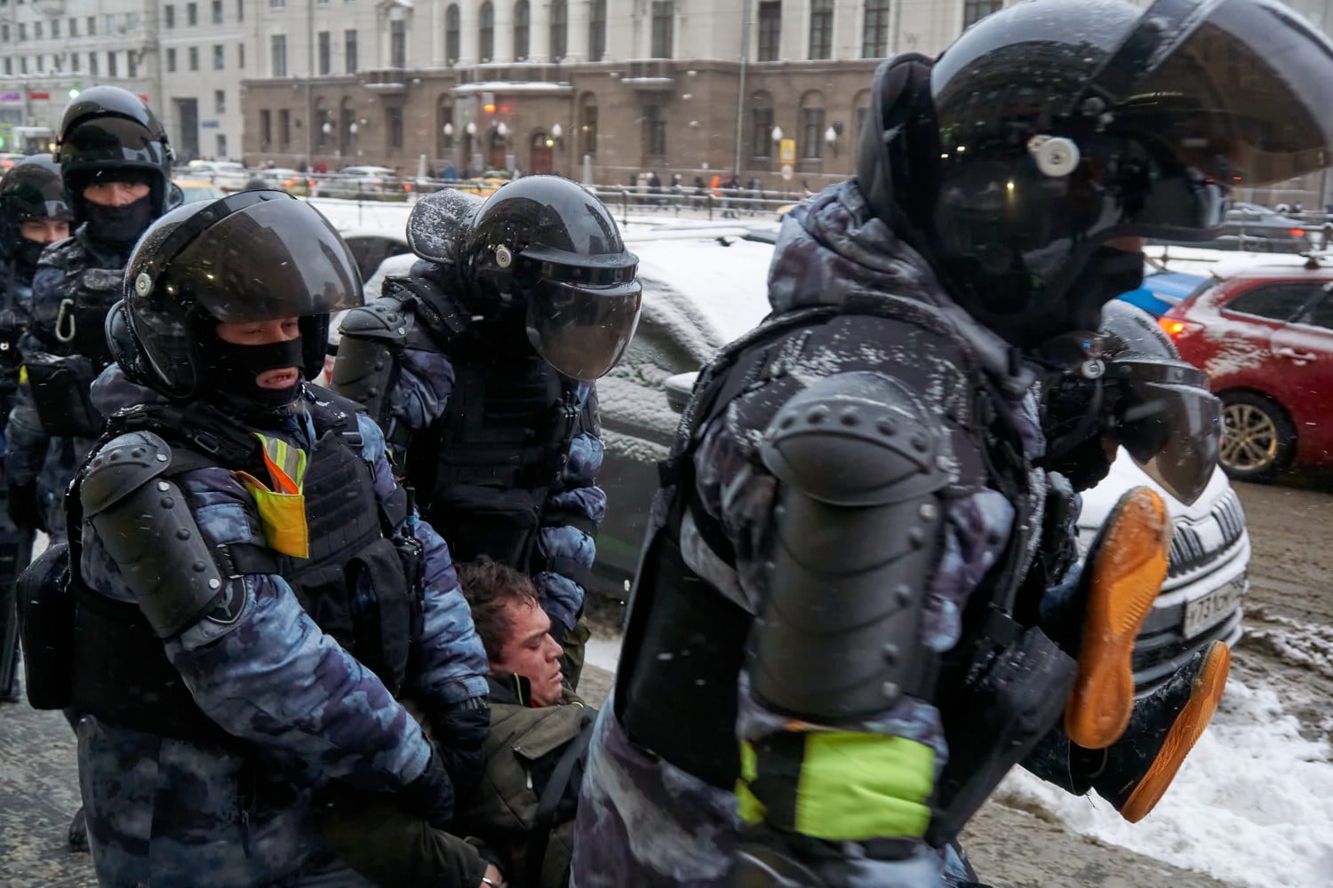 Guardie nazionali mentre arrestano un partecipante a una manifestazione a sostegno del leader dell'opposizione Alexei Navalny nel febbraio 2021. Immagine ripresa da Flickr/Michał Siergiejevicz in licenza CC