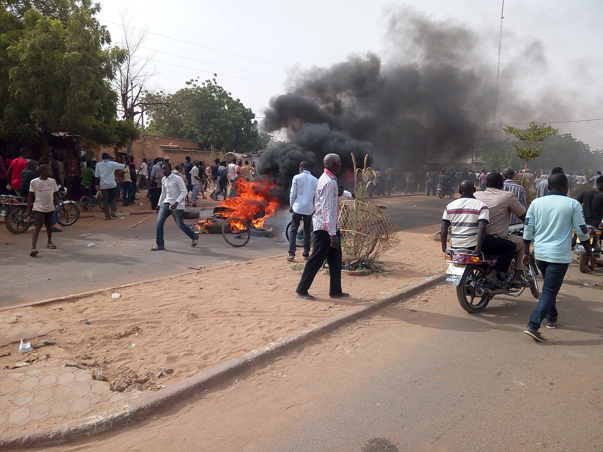 Manifestanti a Niamey, foto di Rahim Issaka su Wikimedia Commons