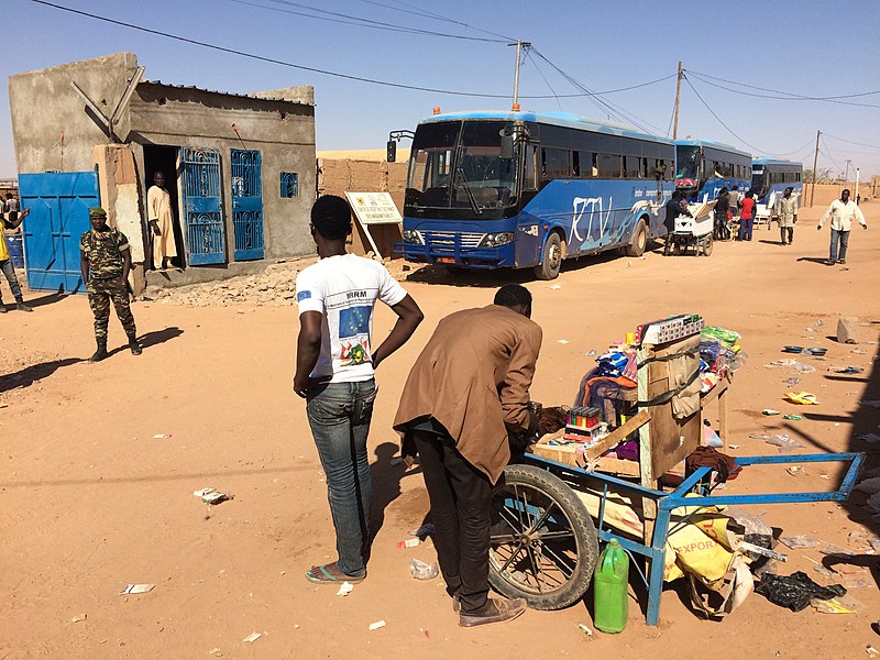 Bus presso il Centre de Reception et de Transit des Migrants a Arlit, Niger settentrionale. Immagine di NigerTZai da Wikimedia Commons
