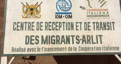 Tabellone all'ingresso della sede IOM a Arlit, Niger settentrionale. Immagine di NigerTZai da Wikimedia Commons