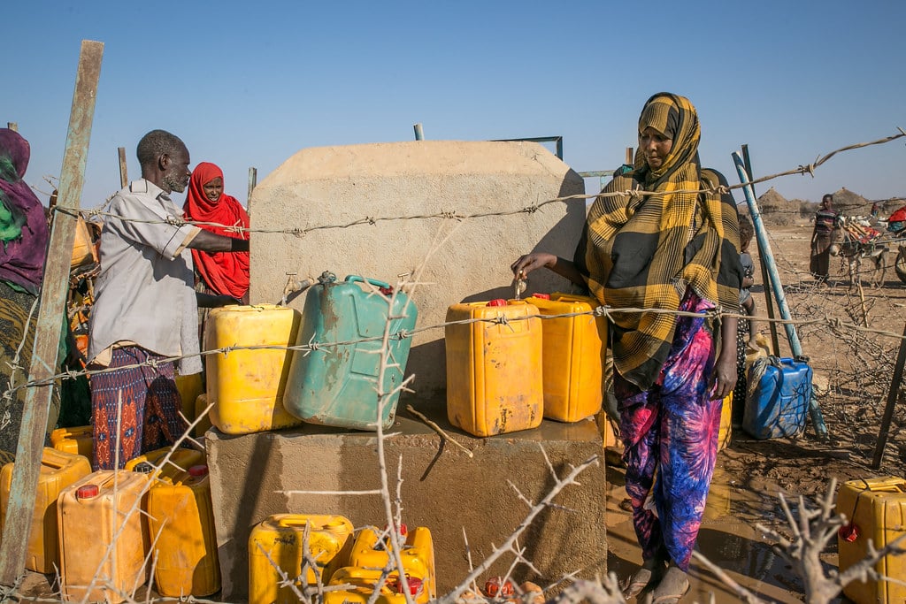 Punto di approvvigionamento di acqua nella Regione dei Somali in Etiopia. Foto di UNICEF Ethiopia su Flickr con licenza CC
