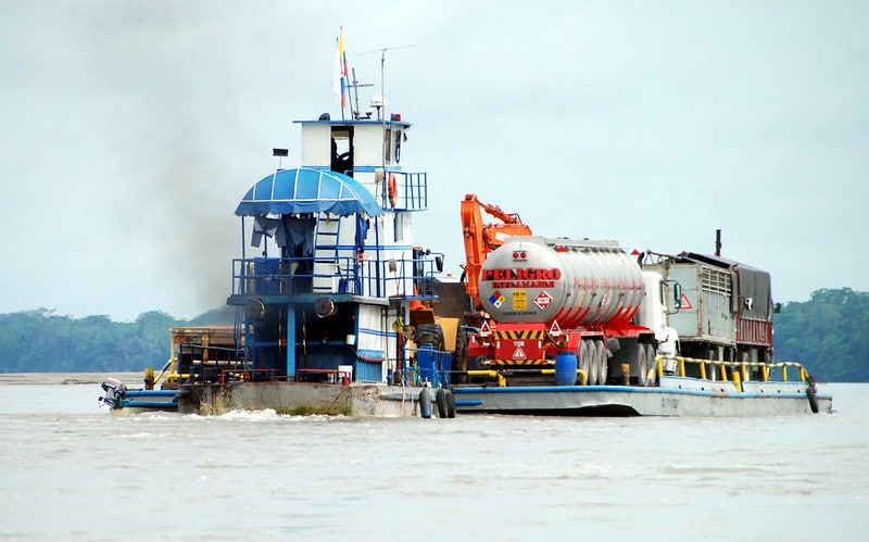 Impianto petrolifero sul Rio Napo, nel parco di YasunÍ. Foto di Carol Foil da Flickr con licenza CC BY-NC-ND 2.0