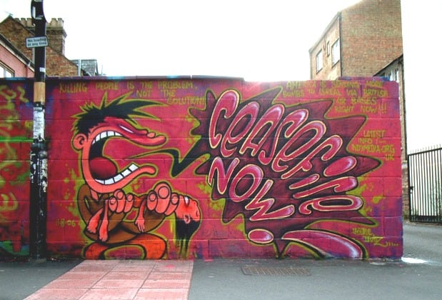"Cease fire" graffiti. Foto dell'utente doodle dubz da Flickr con licenza CC