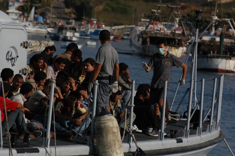 Noborder Network, migranti giungono a Lampedusa, 2007, in Licenza CC, da Wikimedia Commons